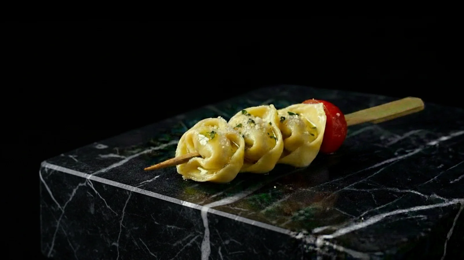 MOZARELLA DOLGULU TORTELLINI ŞİŞLERİ