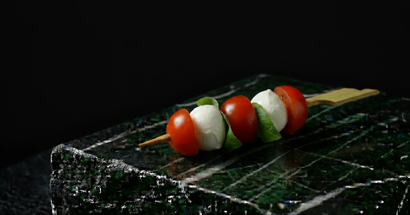 SEBZELİ MOZARELLA ŞİŞLERİ
